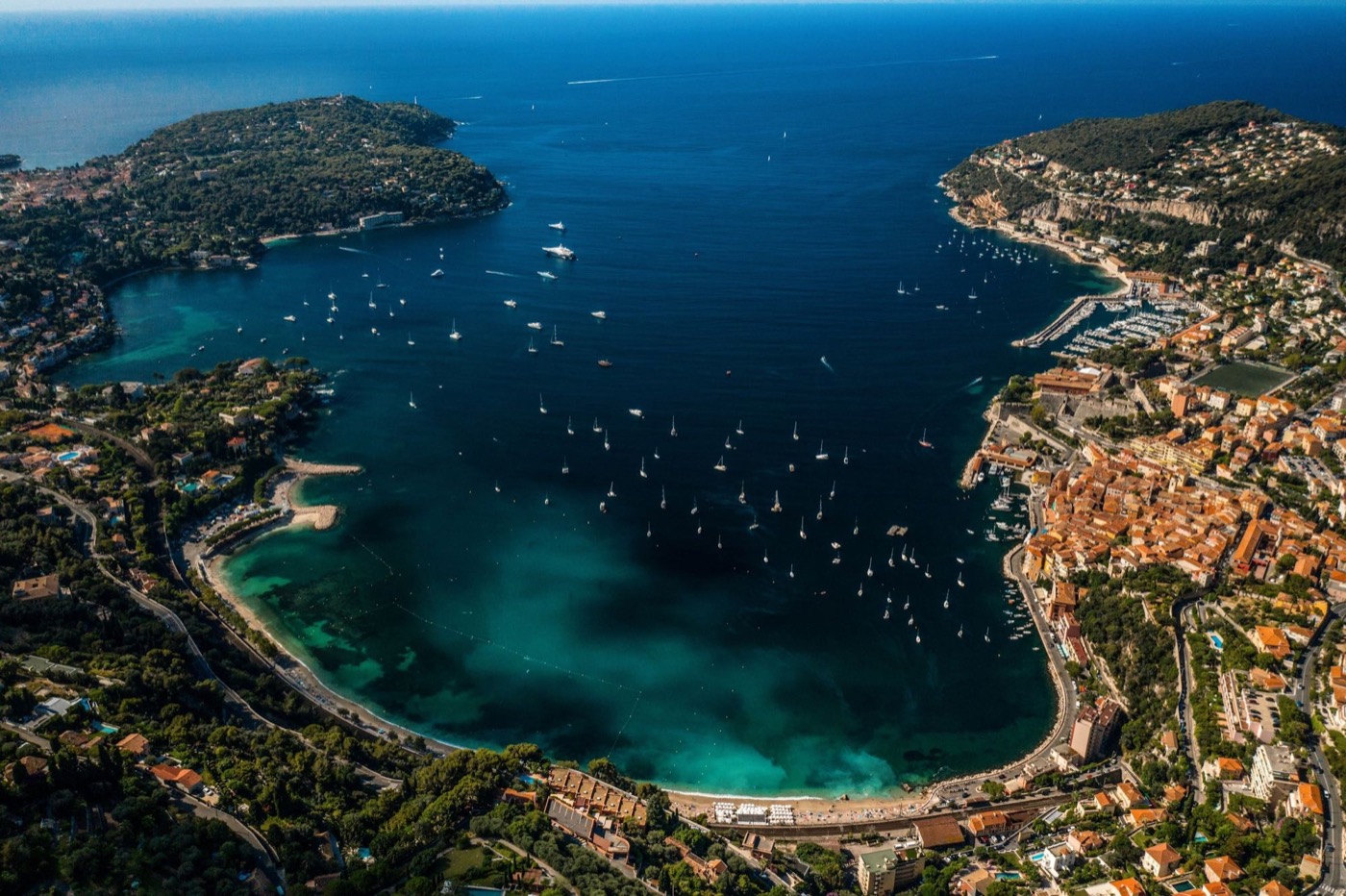 La rade de Villefranche-sur-Mer vue du ciel, avec ses voiliers mouillés et le cap Ferrat