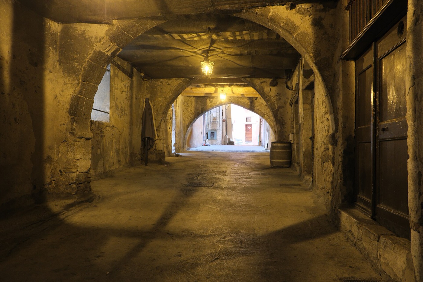 La voûte éclairée de la rue Obscure, passage médiéval couvert de Villefranche-sur-Mer
